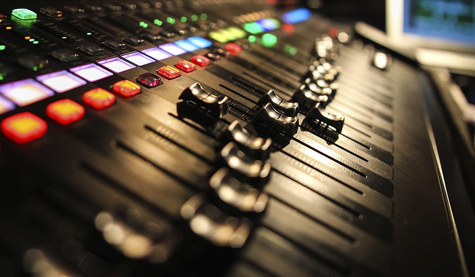 CLOSE RadioTV example showing coordinated audio and video playout